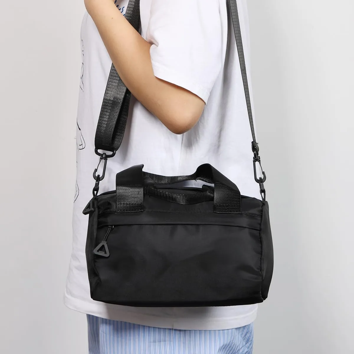 Mini Gym Bag Waterproof Nylon Tote Bag Multipurpose Fitness Shoulder Bag Stylish Travel Bag with Adjustable Strap (Black)